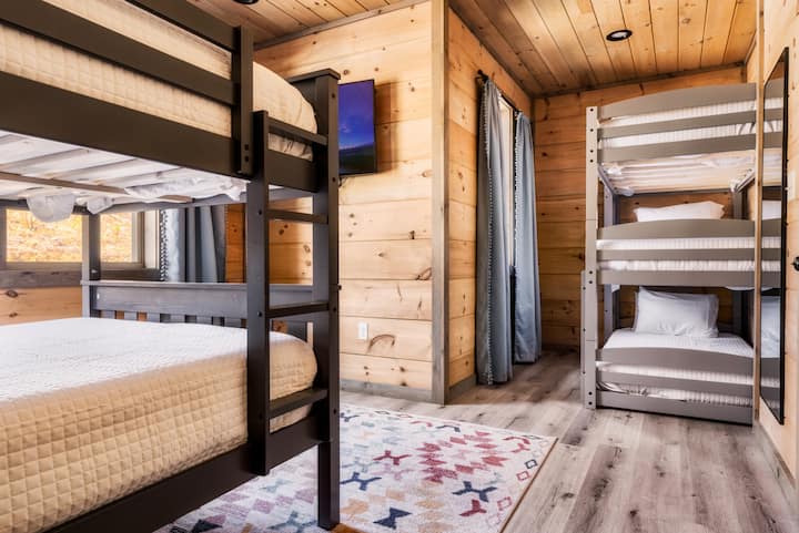 Main level bunk room with 2 queens and 3 twins - Sleeps 7!