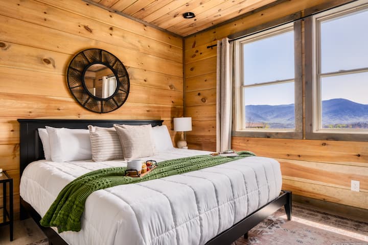 Main level king bedroom with an ensuite bathroom, VIEWS, TV and luxury linens