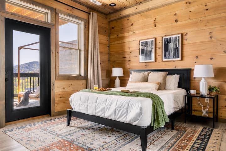 Middle level queen bedroom with an ensuite bathroom, TV and luxury linens