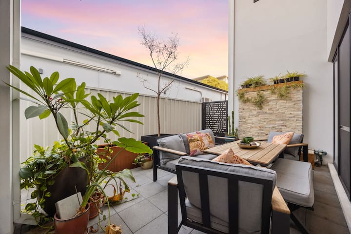 Stylish Mount Lawley Retreat, Walk to Beaufort Str gallery image 2