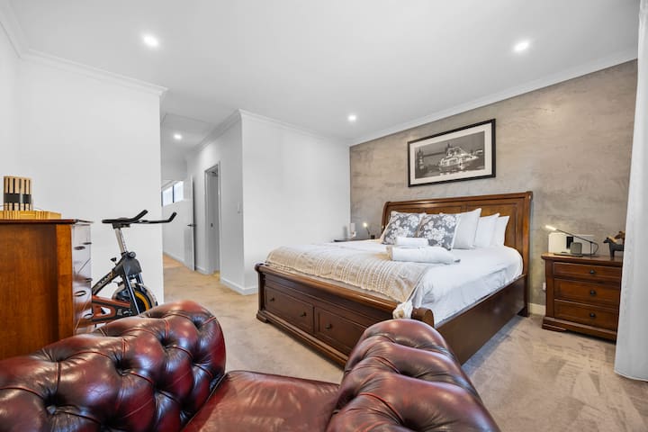 Stylish Mount Lawley Retreat, Walk to Beaufort Str gallery image 3