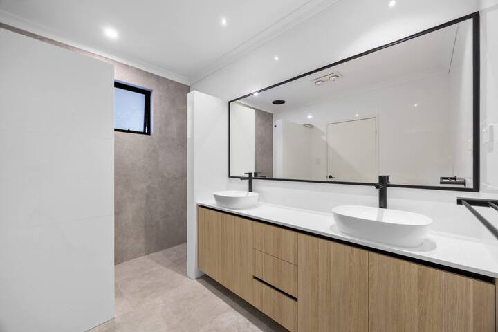 Stylish Mount Lawley Retreat, Walk to Beaufort Str gallery image 5