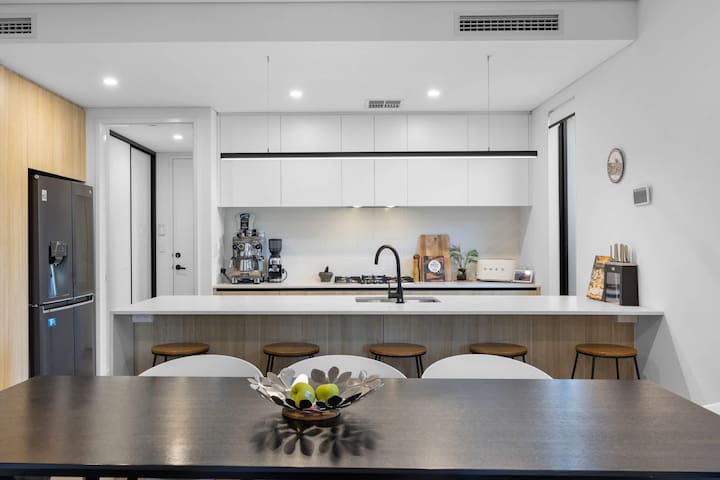 Stylish Mount Lawley Retreat, Walk to Beaufort Str