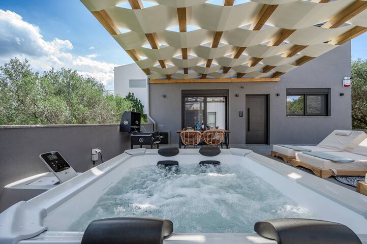 Rosy pair, private pool & jacuzzi near waterpark gallery image 5