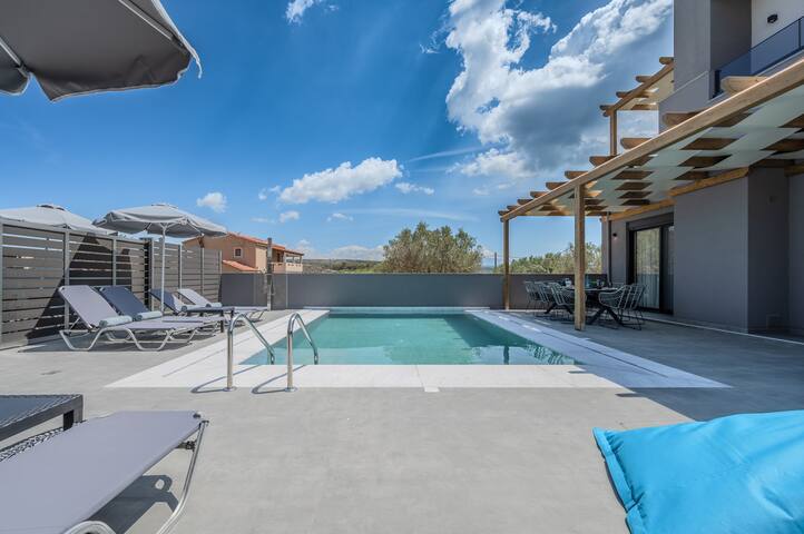 Rosy pair, private pool & jacuzzi near waterpark gallery image 2