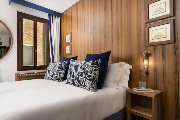 The Yacht House Canal View gallery image 4