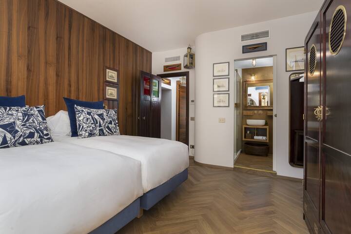 The Yacht House Canal View gallery image 3