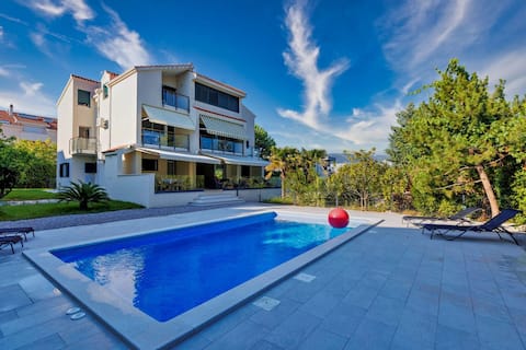 Luxury Semi-Detached House with a Pool near Sea