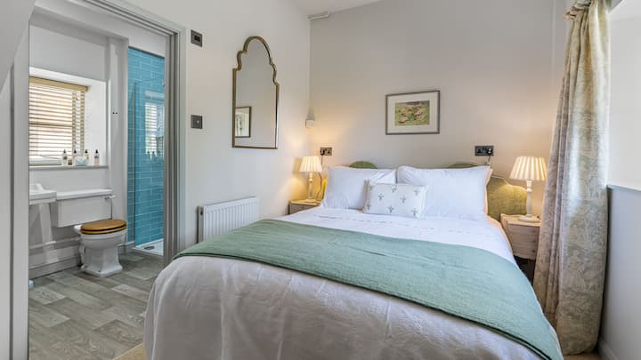 The ground floor bedroom, Iris, has a king-size bed.