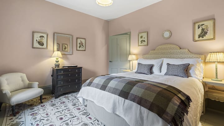 Sleep well in the king-size bed in the Robinia bedroom.