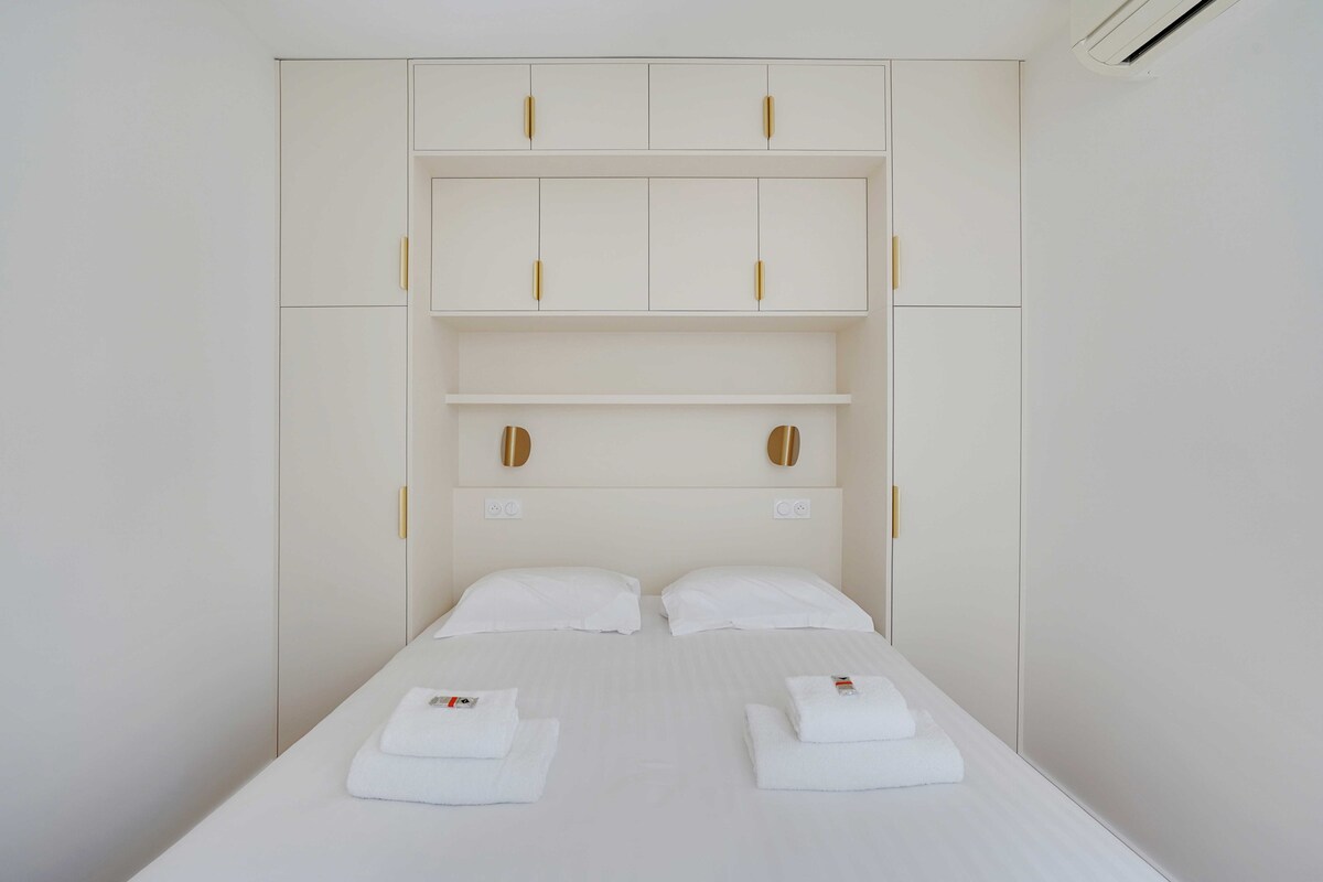 Красива спалня, украсена с двойно легло и място за съхранение.