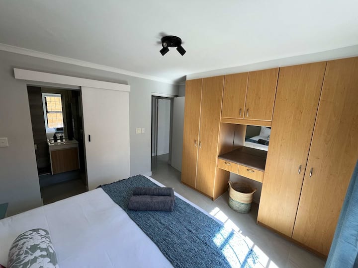 主卧室配有套房，更加舒适和私密。