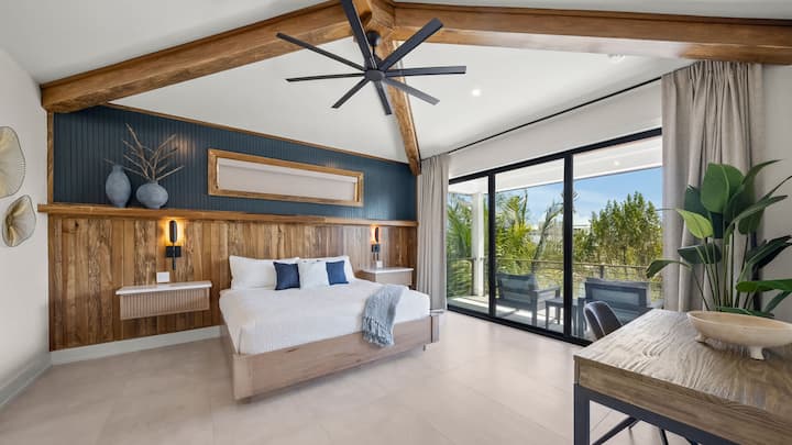 Master Bedroom 1 - King Sized Bed w/ En-Suite Bathroom w/ Deep Soaking Tub and Balcony Access