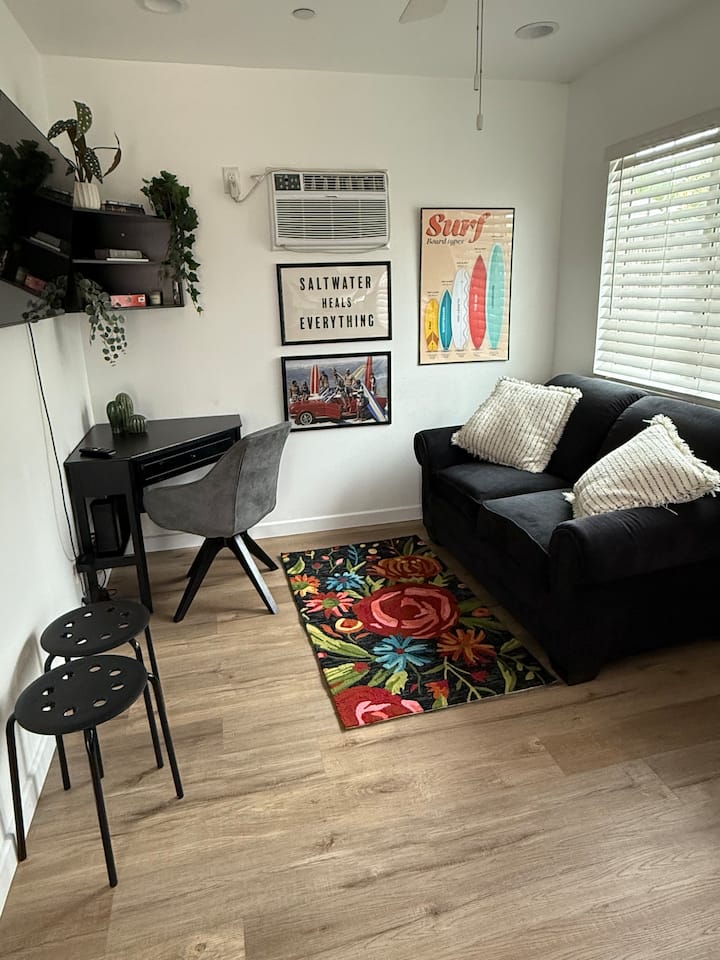 Dhoma e ndenjjes #2 me divan krevat dopio.