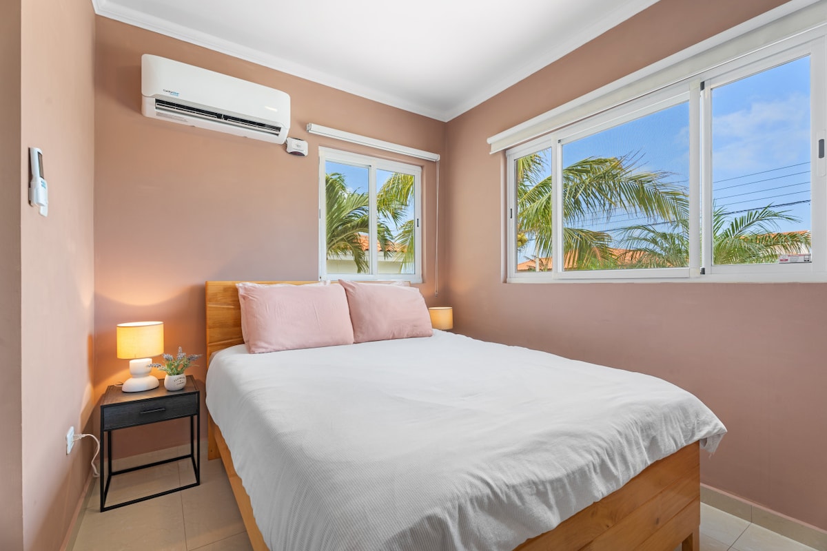 Საძინებელი პალმებით, რომლიდანაც პირდაპირ საძინებლის ფანჯრიდან იშლება პალმის ხეების ხედი. Ოთახი შექმნილია რბილი ტონებითა და კონდიციონერით, რომ მშვიდი ღამე გაატაროთ კუნძულზე თავგადასავლების შემდეგ.