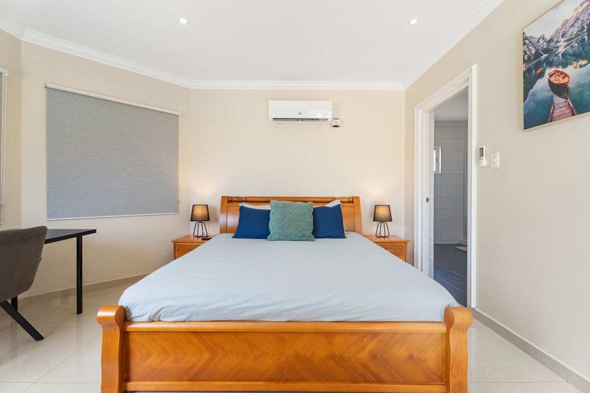 Მთავარი საძინებელი დამხმარე სააბაზანოთი მთავარ საძინებელში არის დიდი ზომის საწოლი, სააბაზანო და აუზის მოედნის პირდაპირი ხედები. Ეს განტვირთვისა და განმარტოების საუკეთესო საშუალებაა.