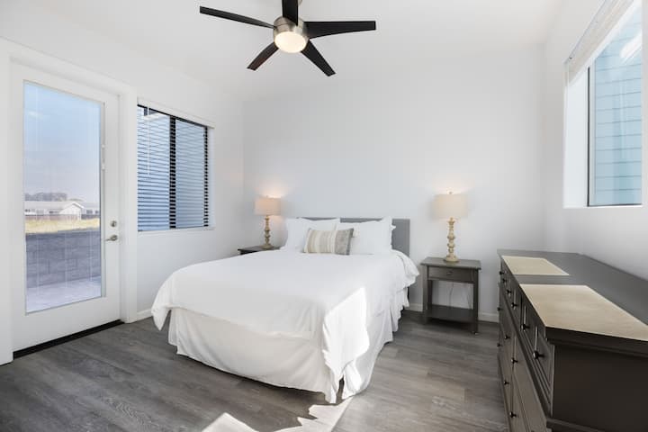 El segundo dormitorio en Strand Way B cuenta con una cama tamaño queen y un baño privado.