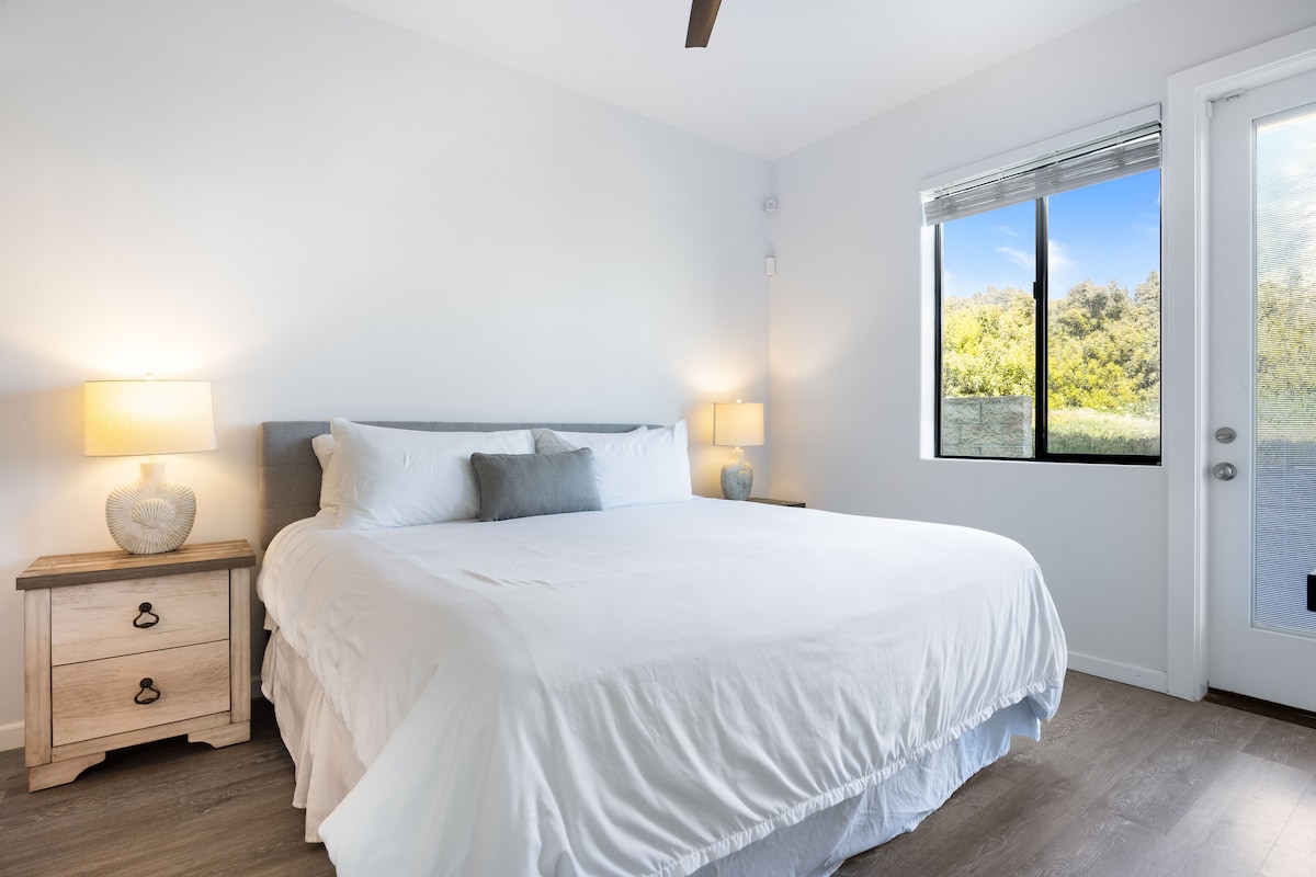 Strand Way B ‑ ში ძირითად საძინებელში არის დიდი საწოლი და სააბაზანო.