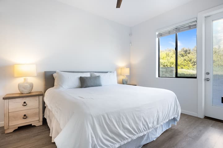 El dormitorio principal en Strand Way B cuenta con una cama tamaño king y un baño privado.