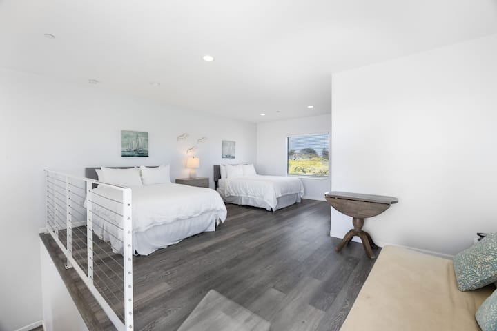 El loft cuenta con 2 camas tamaño queen y un sofá cama. (Strand Way B)