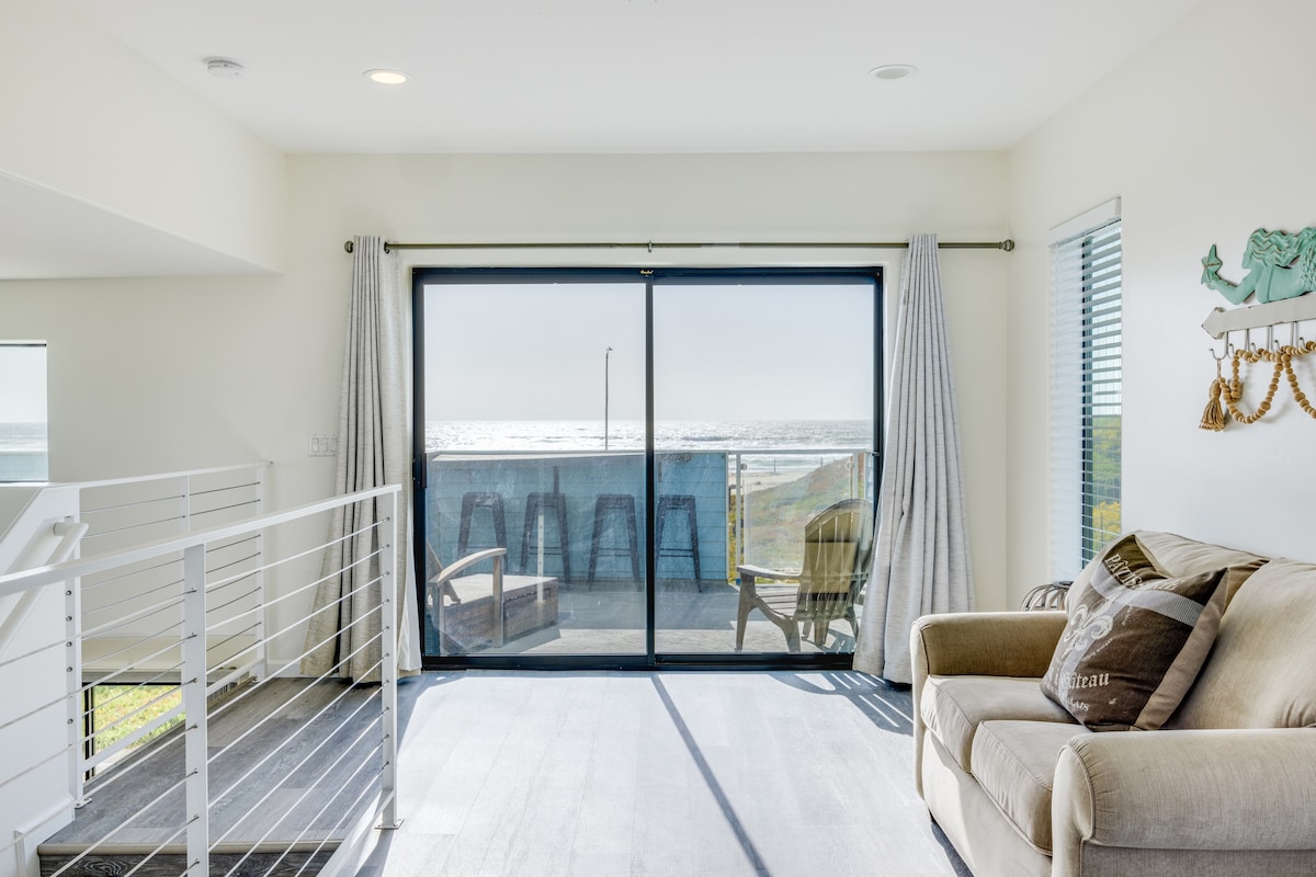 Საძინებლის დივანი და აივანზე გასასვლელი. (Strand Way A) 