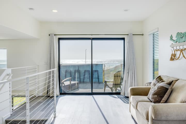 Sofá cama y acceso al balcón. (Strand Way A) 