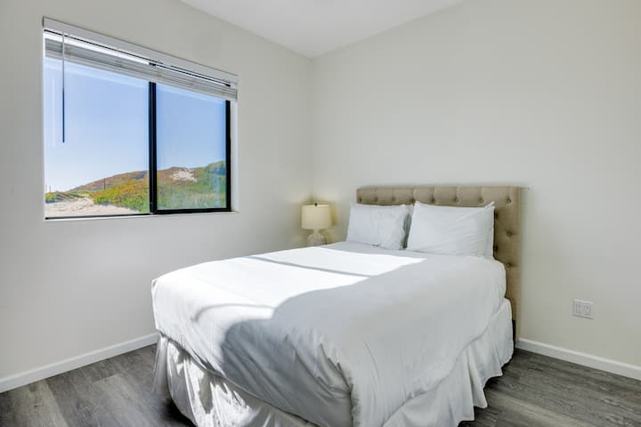 El dormitorio 2 cuenta con una cama tamaño queen. (Strand Way A)