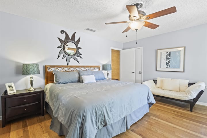 ห้องนอนหลัก (Primary Bedroom)