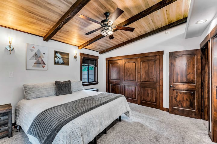 4. spavaća soba: bračni krevet (širine 180-179 cm), glavni kat, privatna kupaonica, komoda i ormar, Smart TV, električni kamin