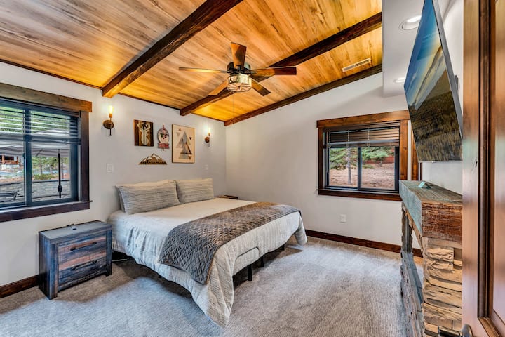 Spavaća soba 3: bračni krevet (širine 180-179 cm), glavni kat, privatna kupaonica, komoda i ormar, Smart TV, električni kamin