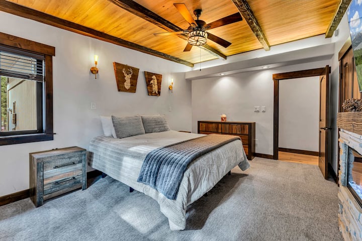 Spavaća soba 2: bračni krevet (širine 180 - 200 cm), glavni kat, privatna kupaonica, komoda i ormar, Smart TV, električni kamin