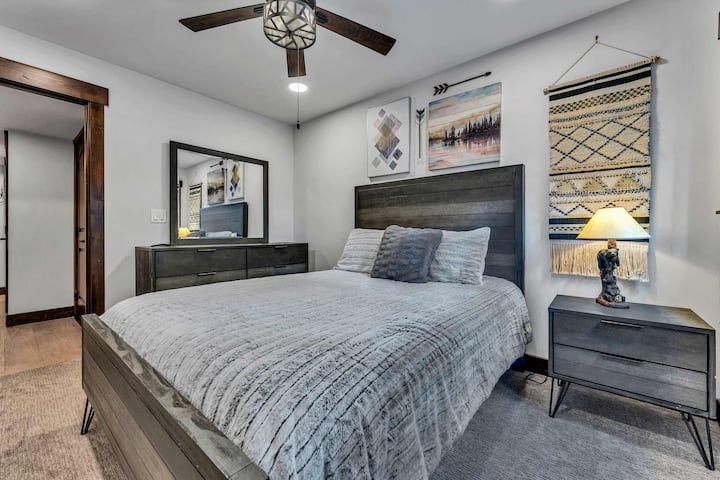 Spavaća soba 6: bračni krevet (160x200), donji kat, komoda i ormar, Smart TV