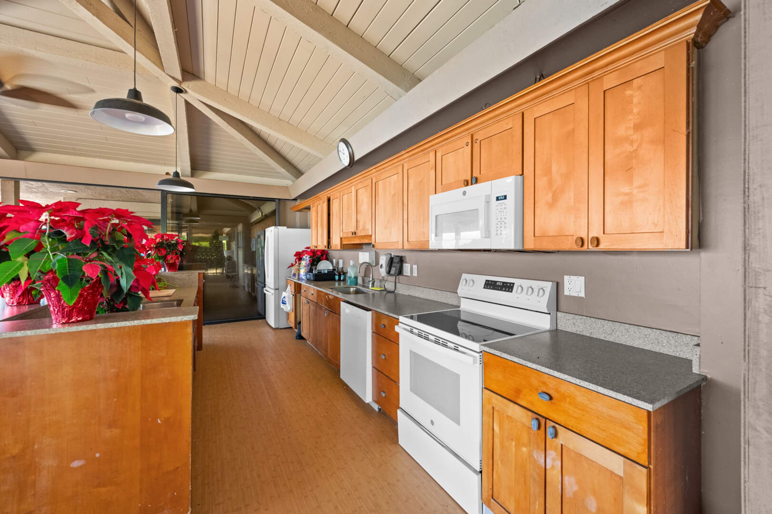 Condo in Lahaina · ★5.0 · 1 bedroom · 2 beds · 1 private bath - Image 36