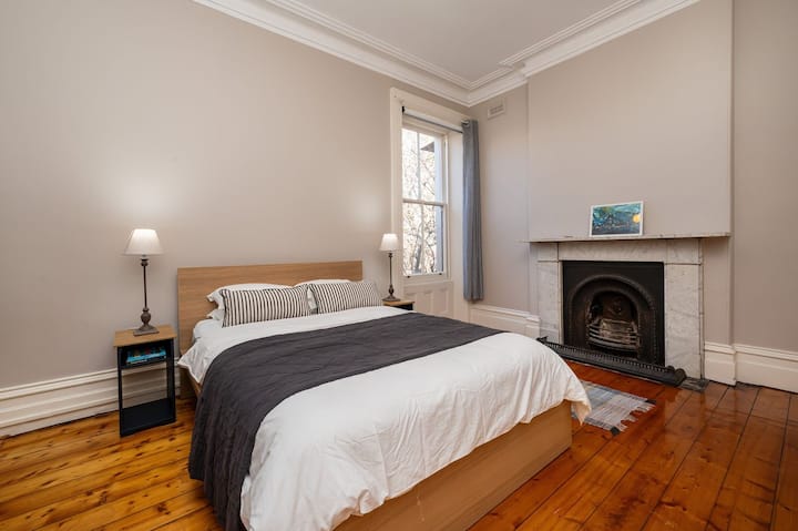 Dormitorio dos con cama tamaño queen 