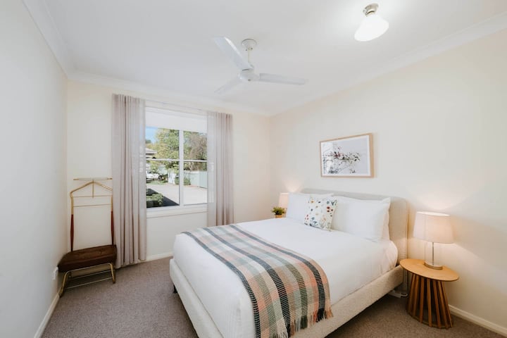 Probudite se uz meko jutarnje svjetlo u drugoj spavaćoj sobi opremljenoj bračnim krevetom, stropnim ventilatorom i prijenosnim grijačem za udobnost tijekom cijele godine.