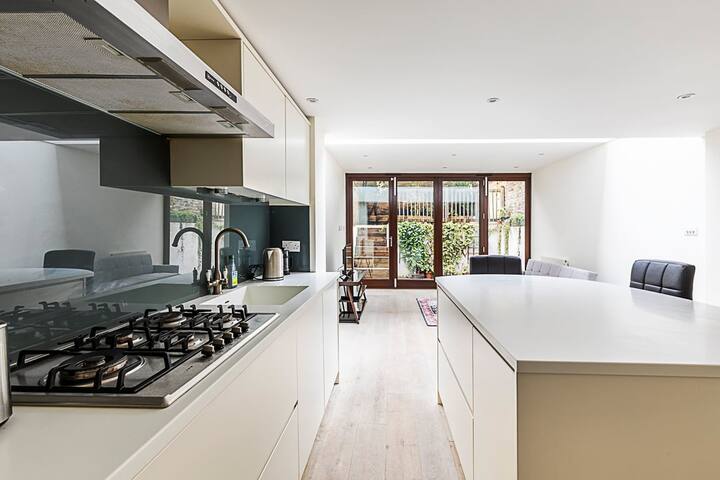 Beautiful modern 4BR house in Central London. gallery image 3