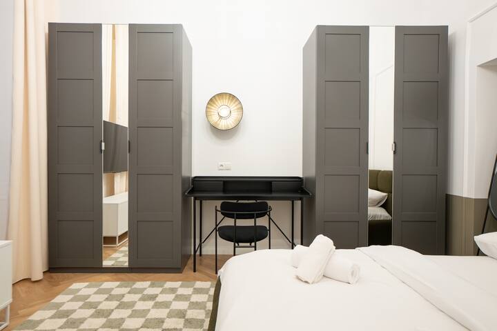 Posh 3BR Escape – Sauna, Billiard, Spacious 212 m² gallery image 3