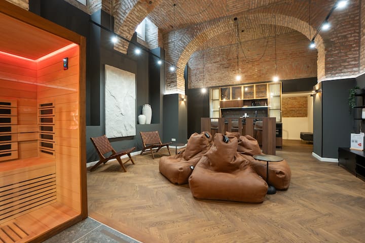 Posh 3BR Escape – Sauna, Billiard, Spacious 212 m²