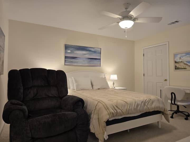 Suite parentale avec lit King Size et bureau pour le télétravail