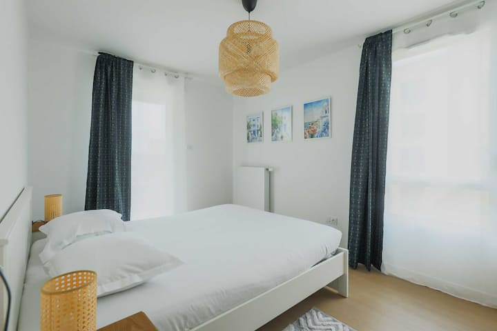 חדר שינה עם מיטה זוגית וארון בגדים כדי לארגן את החפצים שלכם.