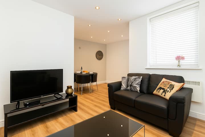 Spacious 2br • 24/7 Security • Free Parking & Wifi - Birmingham