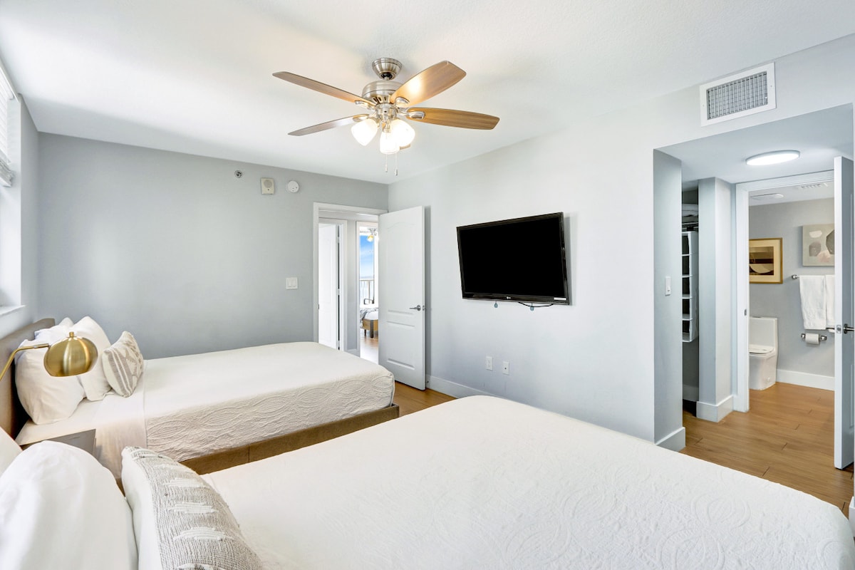 Acogedor dormitorio con dos camas tamaño queen.