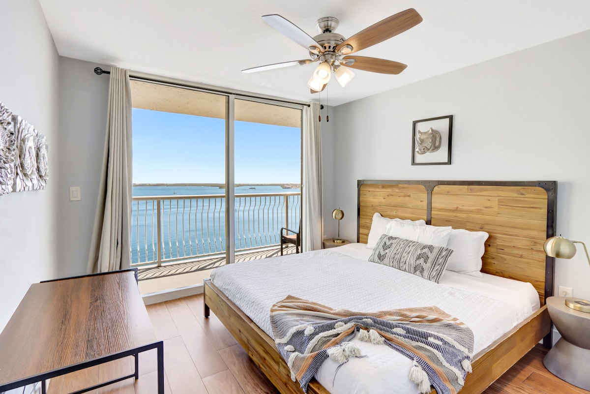 Acogedor dormitorio con acceso al balcón