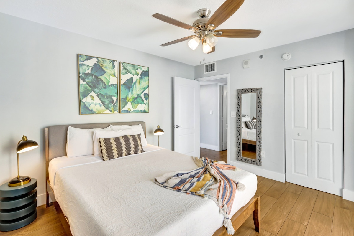 Acogedor dormitorio con cama tamaño queen