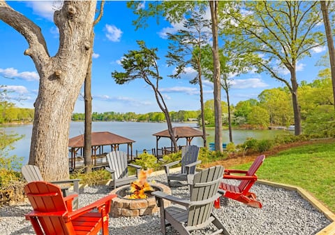 Large Dock, Game Room, Theater, 2 King Suites