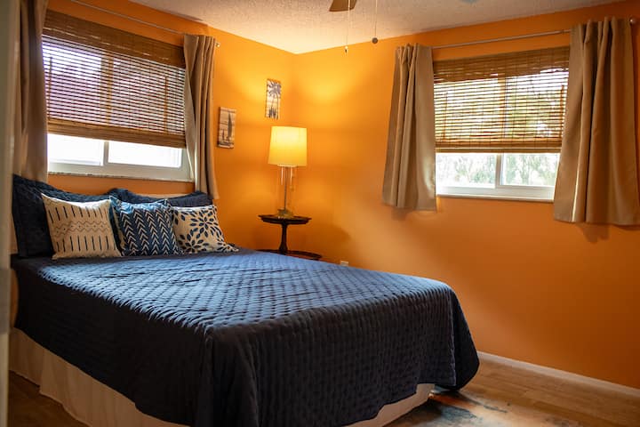 В стаята Sunset има двойно легло, за да се отпуснете след страхотен ден под слънцето на Флорида!