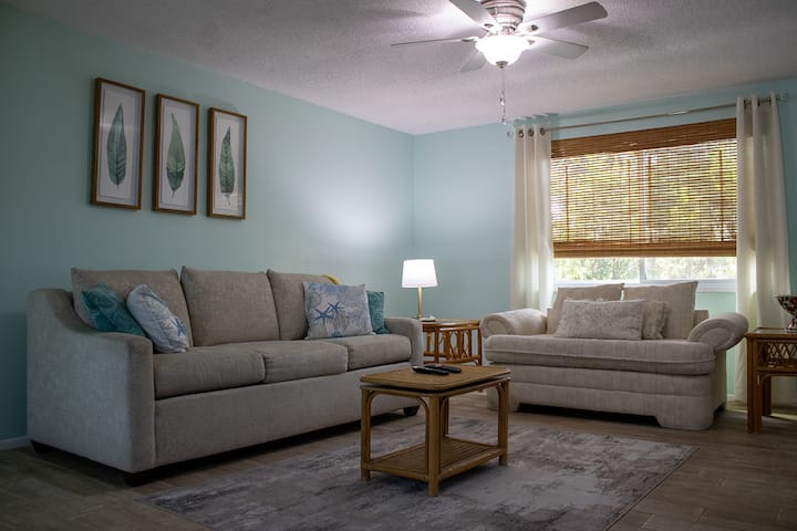 Основната всекидневна има достатъчно място за отдих (или дори за спане – диванът има разтегателно легло!).