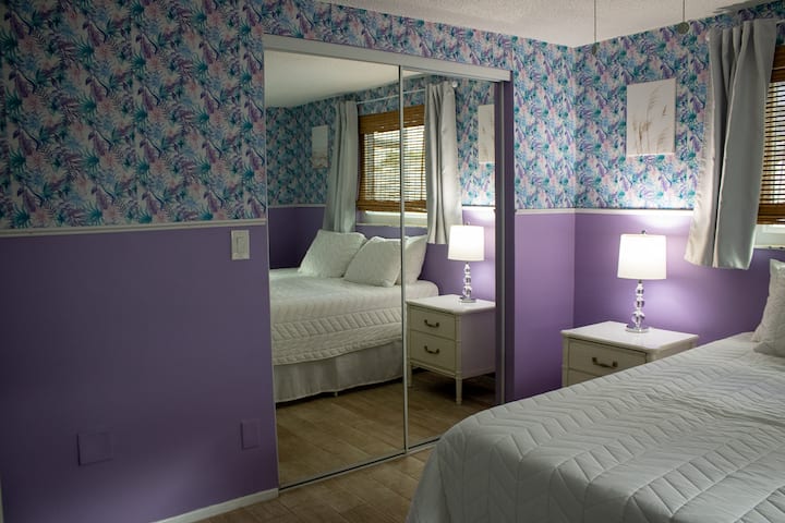 Насладете се на тропическите вибрации, които спалнята „Лилав рай“ може да предложи. 