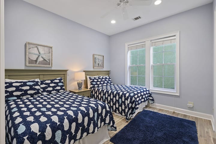 חדר שינה 3 - שתי מיטות זוגיות, חדר רחצה משותף עם מקלחון וכיור כפול, משותף עם חדר שינה 4