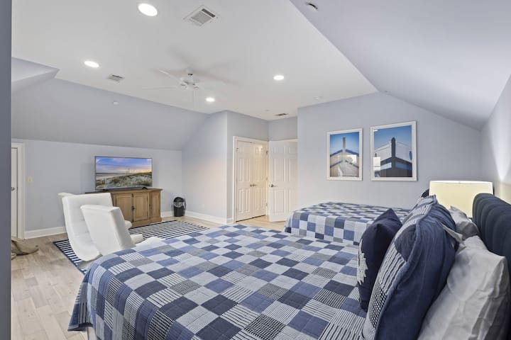 חדר שינה 7 - מיטת קווין סייז וספה נפתחת, עם מערכת משחקים וכיסאות שהילדים שלכם יאהבו!